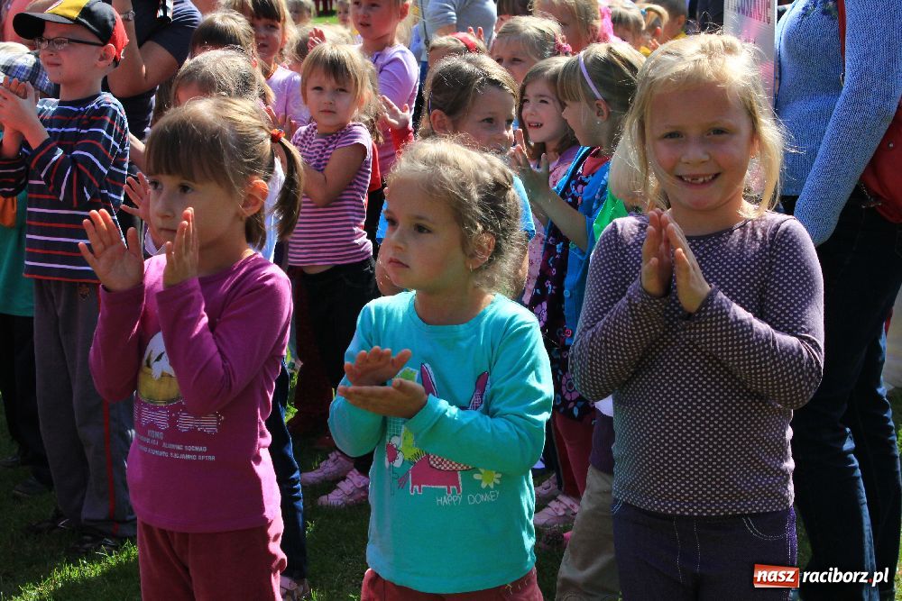 Zdjęcie w galerii na portalu naszraciborz.pl: Przedszkolaki bawiły się na stadionie PWSZ wiadomości z regionu
