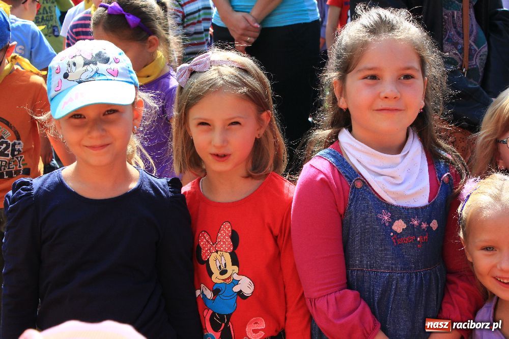 Zdjęcie w galerii na portalu naszraciborz.pl: Przedszkolaki bawiły się na stadionie PWSZ wiadomości z regionu