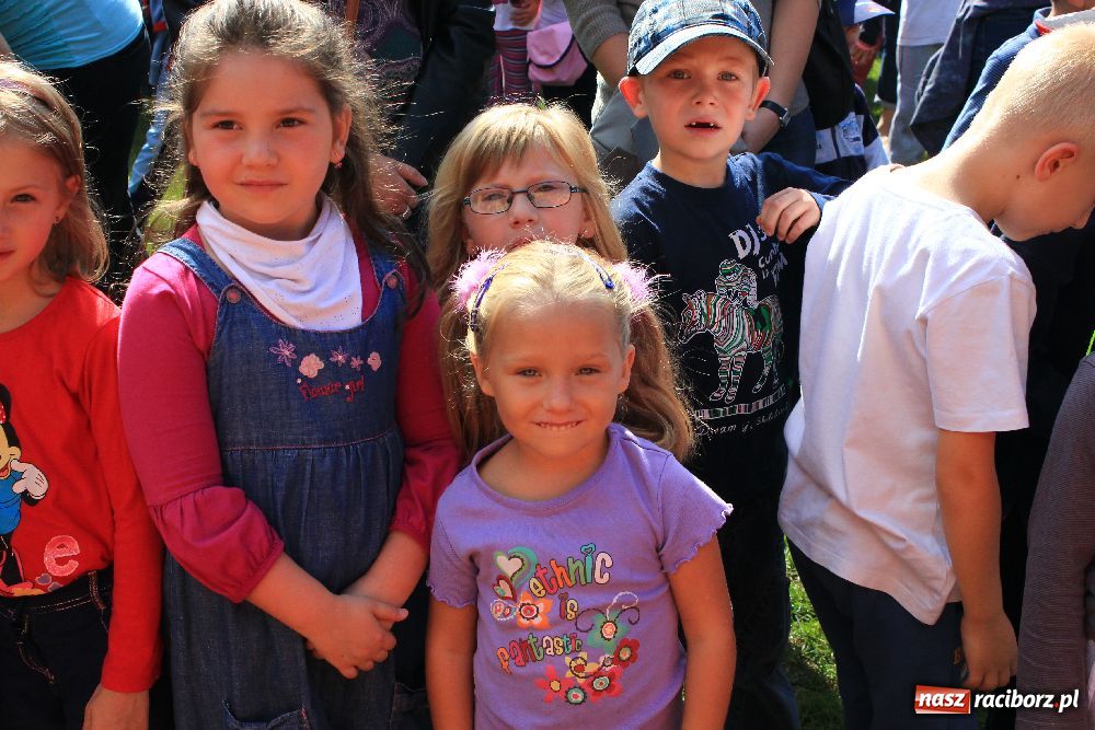 Zdjęcie w galerii na portalu naszraciborz.pl: Przedszkolaki bawiły się na stadionie PWSZ wiadomości z regionu