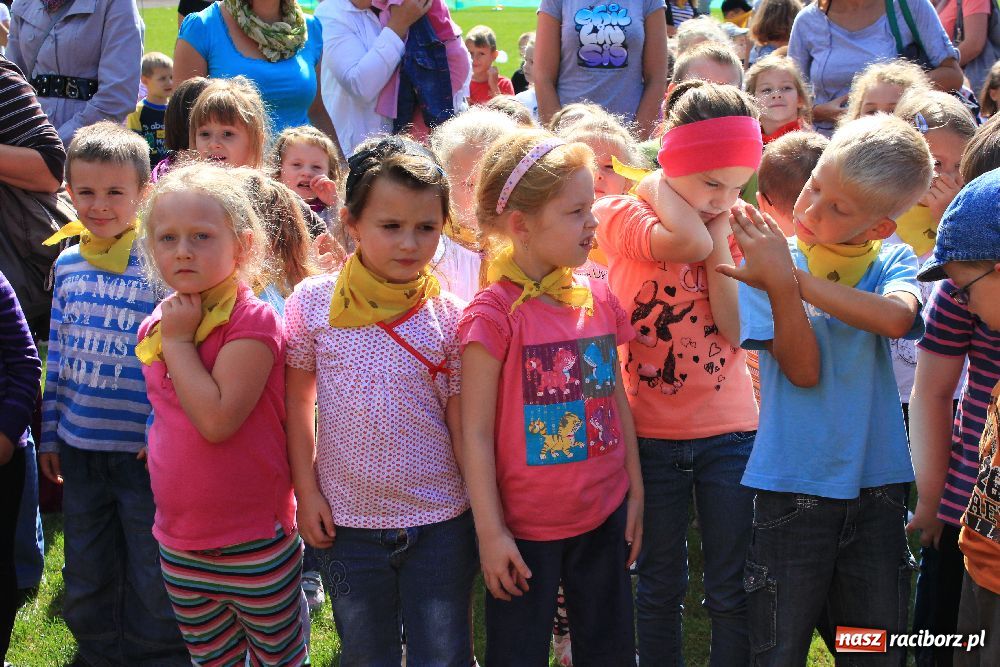 Zdjęcie w galerii na portalu naszraciborz.pl: Przedszkolaki bawiły się na stadionie PWSZ wiadomości z regionu