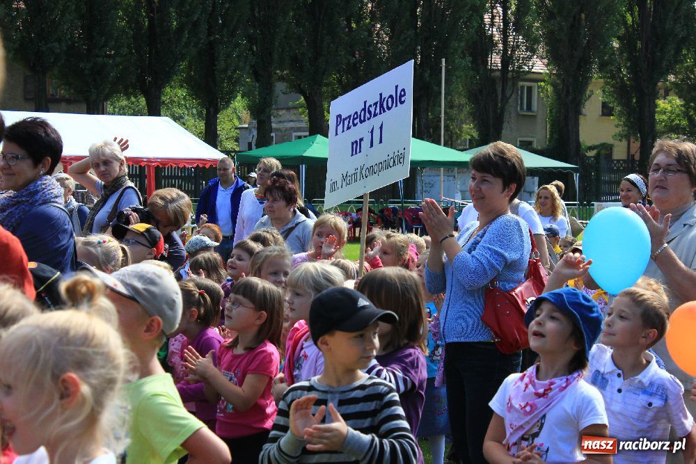 Zdjęcie w galerii na portalu naszraciborz.pl: Przedszkolaki bawiły się na stadionie PWSZ wiadomości z regionu
