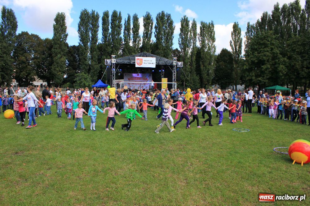 Zdjęcie w galerii na portalu naszraciborz.pl: Przedszkolaki bawiły się na stadionie PWSZ wiadomości z regionu
