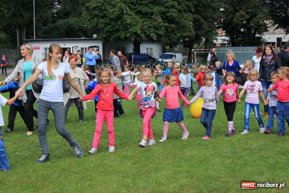 Zdjęcie w galerii na portalu naszraciborz.pl: Przedszkolaki bawiły się na stadionie PWSZ wiadomości z regionu