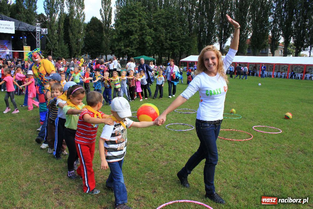 Zdjęcie w galerii na portalu naszraciborz.pl: Przedszkolaki bawiły się na stadionie PWSZ wiadomości z regionu
