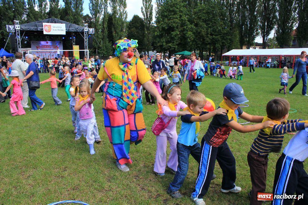 Zdjęcie w galerii na portalu naszraciborz.pl: Przedszkolaki bawiły się na stadionie PWSZ wiadomości z regionu