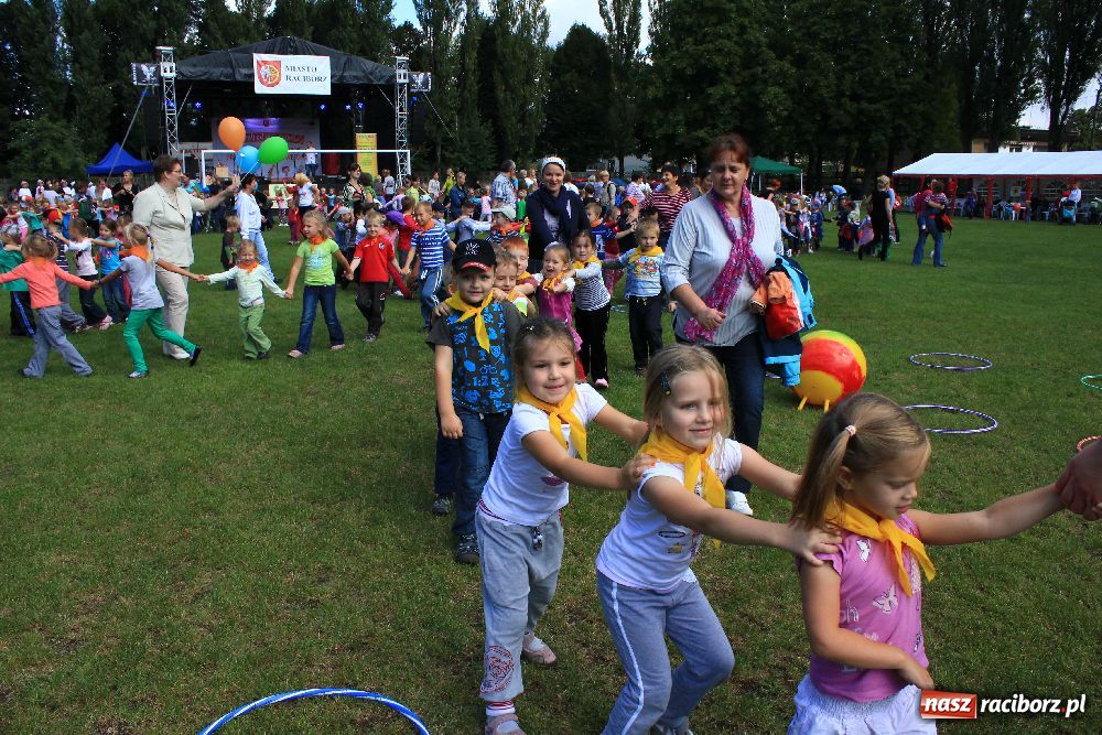 Zdjęcie w galerii na portalu naszraciborz.pl: Przedszkolaki bawiły się na stadionie PWSZ wiadomości z regionu
