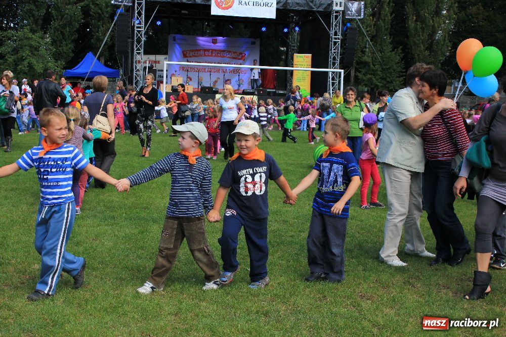 Zdjęcie w galerii na portalu naszraciborz.pl: Przedszkolaki bawiły się na stadionie PWSZ wiadomości z regionu