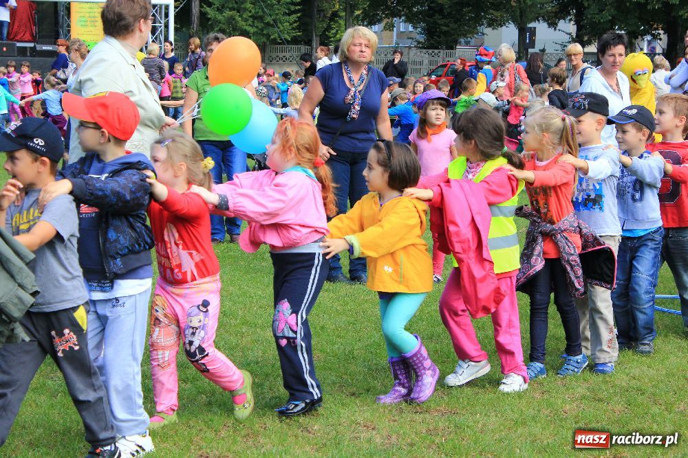 Zdjęcie w galerii na portalu naszraciborz.pl: Przedszkolaki bawiły się na stadionie PWSZ wiadomości z regionu