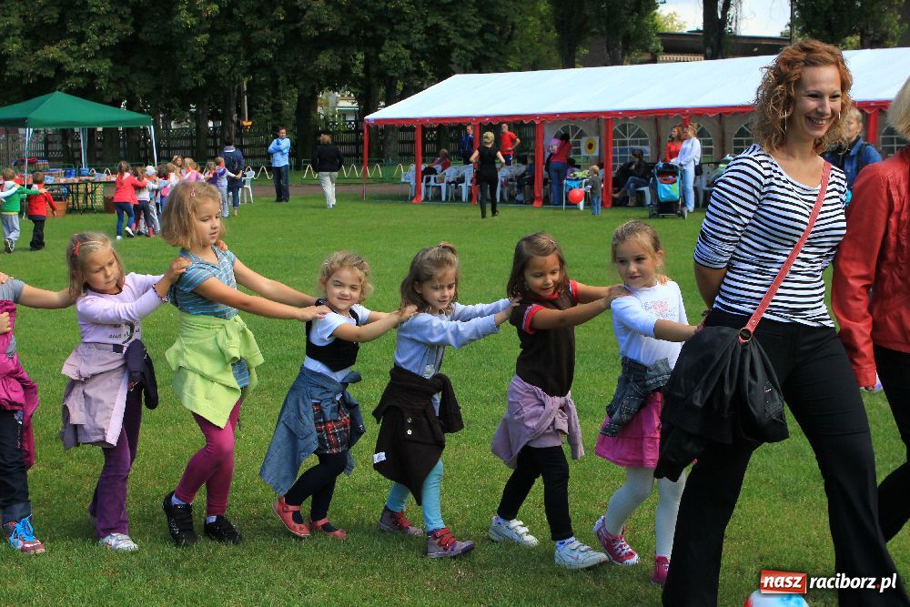 Zdjęcie w galerii na portalu naszraciborz.pl: Przedszkolaki bawiły się na stadionie PWSZ wiadomości z regionu