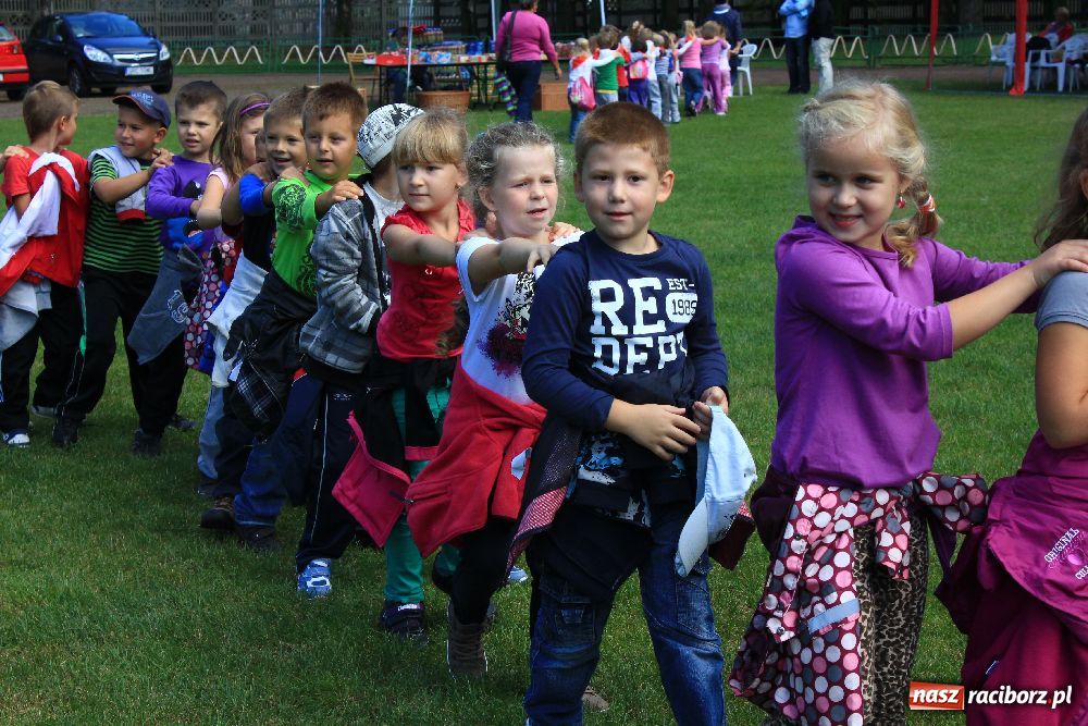 Zdjęcie w galerii na portalu naszraciborz.pl: Przedszkolaki bawiły się na stadionie PWSZ wiadomości z regionu