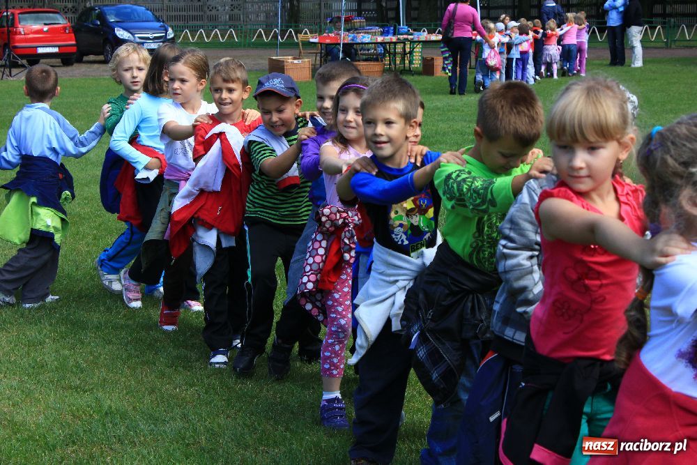 Zdjęcie w galerii na portalu naszraciborz.pl: Przedszkolaki bawiły się na stadionie PWSZ wiadomości z regionu