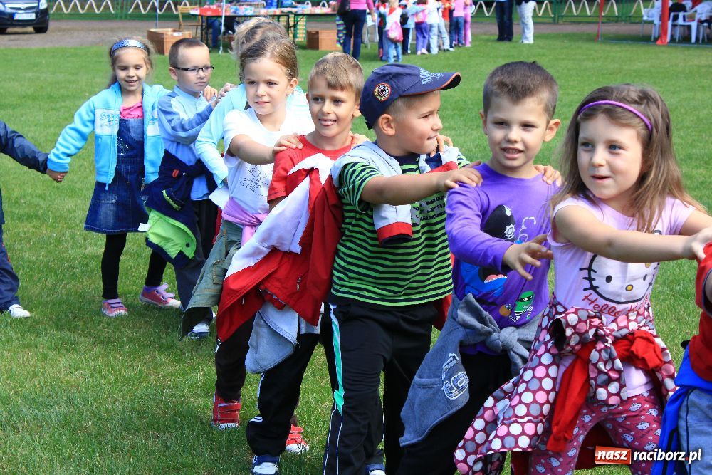 Zdjęcie w galerii na portalu naszraciborz.pl: Przedszkolaki bawiły się na stadionie PWSZ wiadomości z regionu