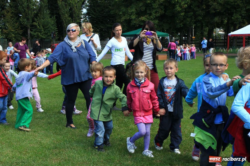 Zdjęcie w galerii na portalu naszraciborz.pl: Przedszkolaki bawiły się na stadionie PWSZ wiadomości z regionu