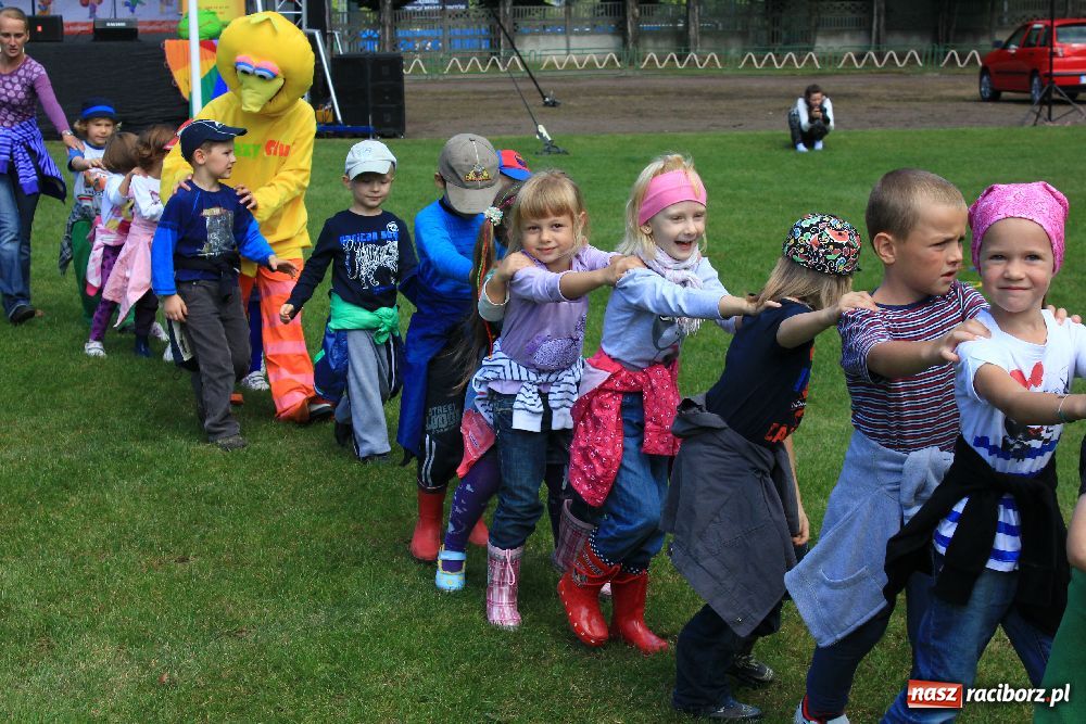 Zdjęcie w galerii na portalu naszraciborz.pl: Przedszkolaki bawiły się na stadionie PWSZ wiadomości z regionu