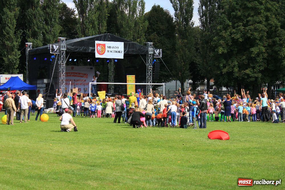 Zdjęcie w galerii na portalu naszraciborz.pl: Przedszkolaki bawiły się na stadionie PWSZ wiadomości z regionu