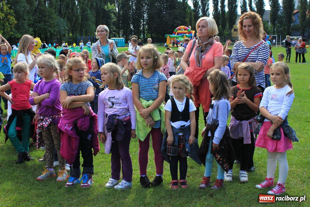 Zdjęcie w galerii na portalu naszraciborz.pl: Przedszkolaki bawiły się na stadionie PWSZ wiadomości z regionu