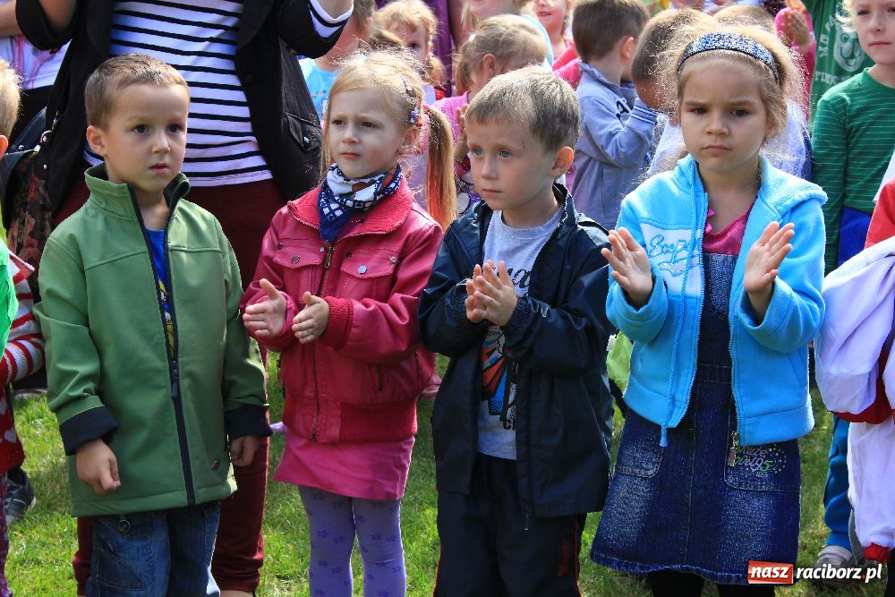 Zdjęcie w galerii na portalu naszraciborz.pl: Przedszkolaki bawiły się na stadionie PWSZ wiadomości z regionu