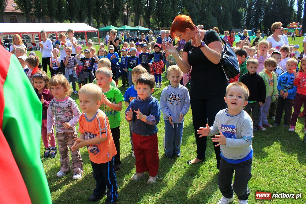 Zdjęcie w galerii na portalu naszraciborz.pl: Przedszkolaki bawiły się na stadionie PWSZ wiadomości z regionu