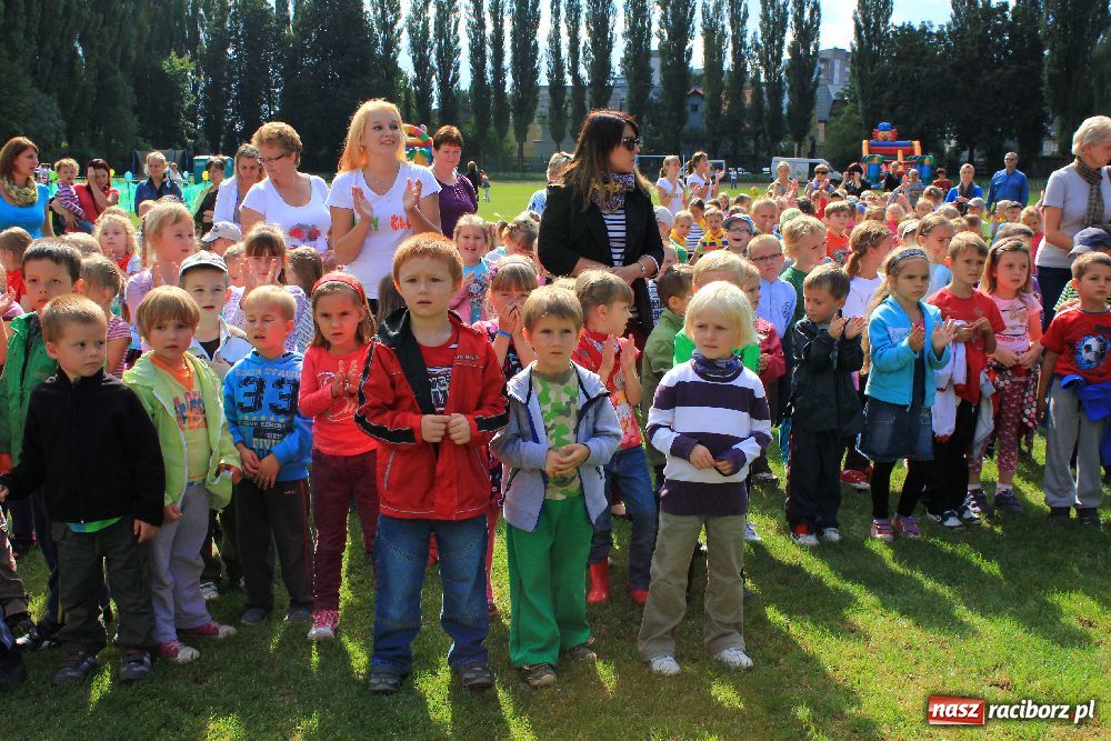 Zdjęcie w galerii na portalu naszraciborz.pl: Przedszkolaki bawiły się na stadionie PWSZ wiadomości z regionu