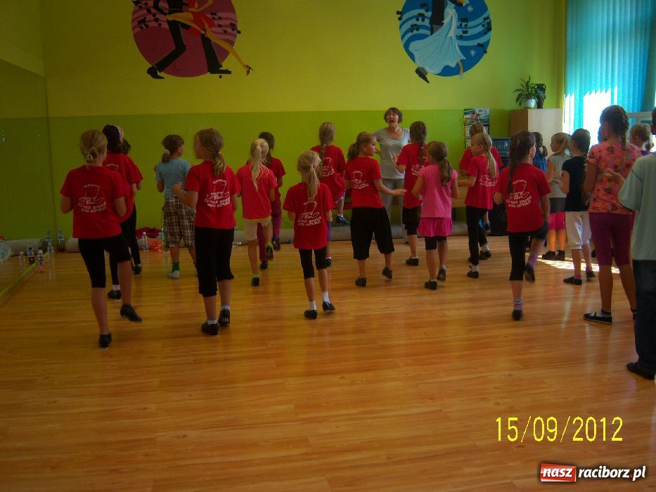 Zdjęcie w galerii na portalu naszraciborz.pl: W MDK uczyli się stepowania wiadomości z regionu