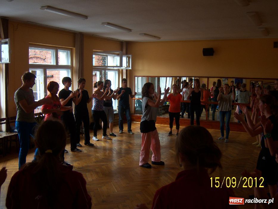 Zdjęcie w galerii na portalu naszraciborz.pl: W MDK uczyli się stepowania wiadomości z regionu