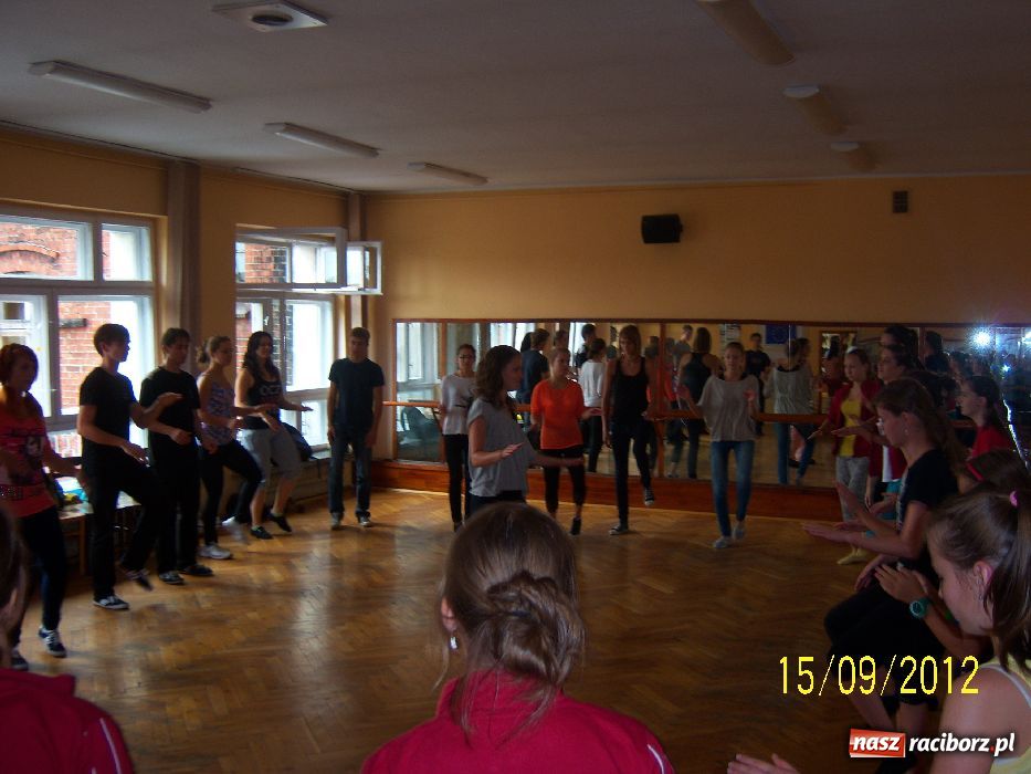 Zdjęcie w galerii na portalu naszraciborz.pl: W MDK uczyli się stepowania wiadomości z regionu