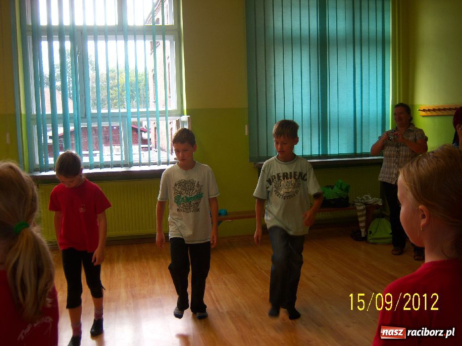 Zdjęcie w galerii na portalu naszraciborz.pl: W MDK uczyli się stepowania wiadomości z regionu