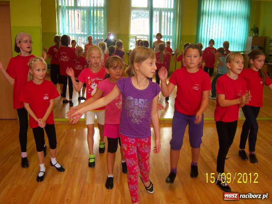 Zdjęcie w galerii na portalu naszraciborz.pl: W MDK uczyli się stepowania wiadomości z regionu