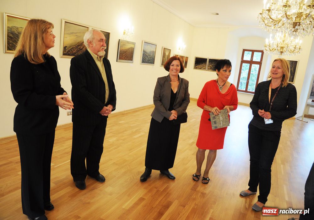 Zdjęcie w galerii na portalu naszraciborz.pl: Pejzaże - malarski wernisaż na zamku wiadomości z regionu