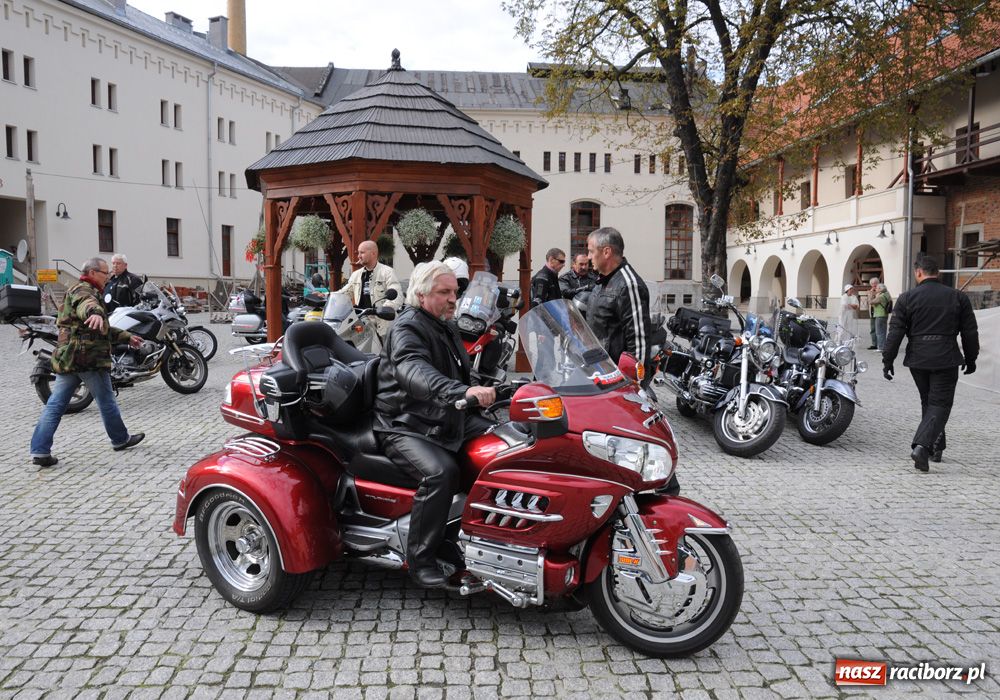 Zdjęcie w galerii na portalu naszraciborz.pl: Spontaniczna sesja nowożeńców na zamku wiadomości z regionu