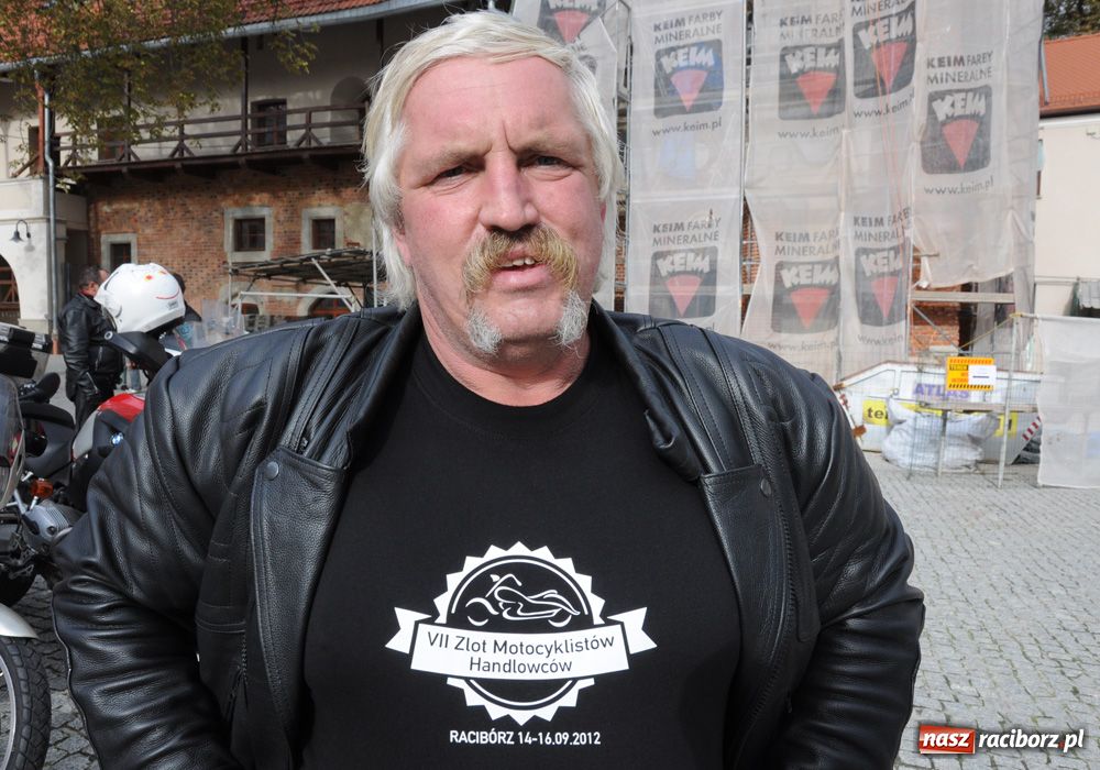 Zdjęcie w galerii na portalu naszraciborz.pl: Spontaniczna sesja nowożeńców na zamku wiadomości z regionu