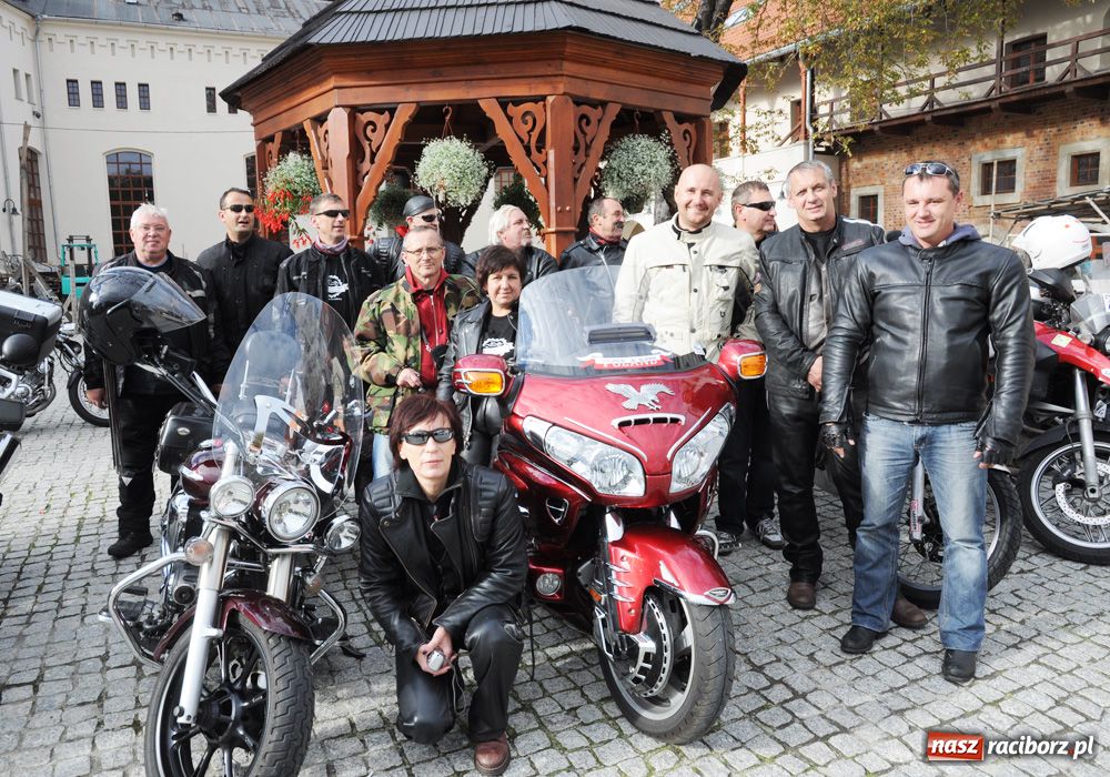 Zdjęcie w galerii na portalu naszraciborz.pl: Spontaniczna sesja nowożeńców na zamku wiadomości z regionu