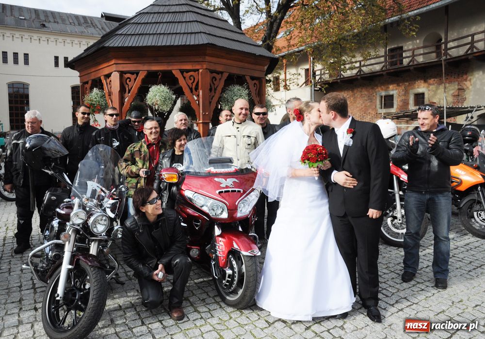 Zdjęcie w galerii na portalu naszraciborz.pl: Spontaniczna sesja nowożeńców na zamku wiadomości z regionu