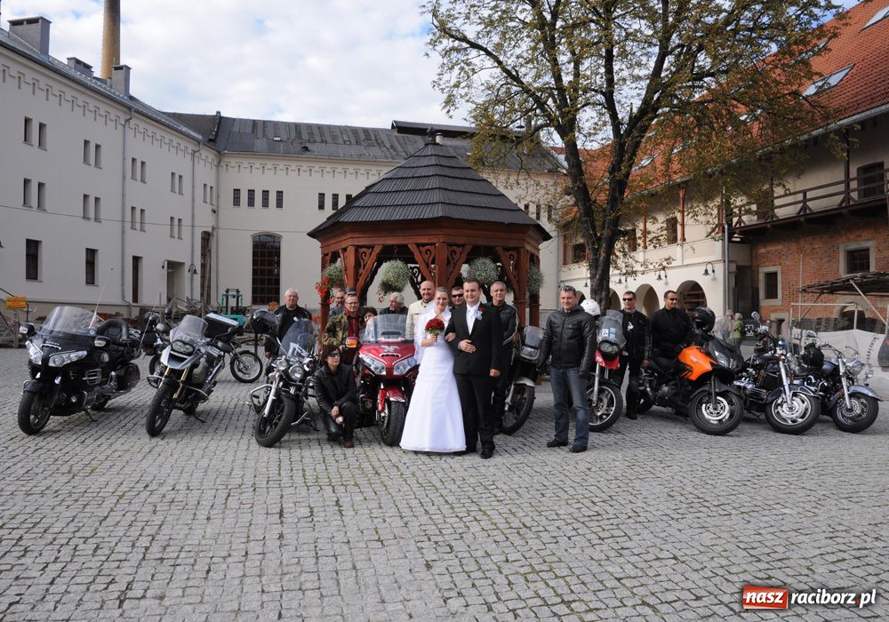 Zdjęcie w galerii na portalu naszraciborz.pl: Spontaniczna sesja nowożeńców na zamku wiadomości z regionu