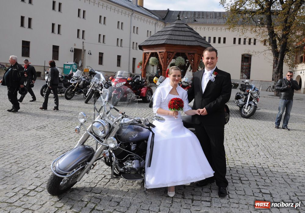 Zdjęcie w galerii na portalu naszraciborz.pl: Spontaniczna sesja nowożeńców na zamku wiadomości z regionu