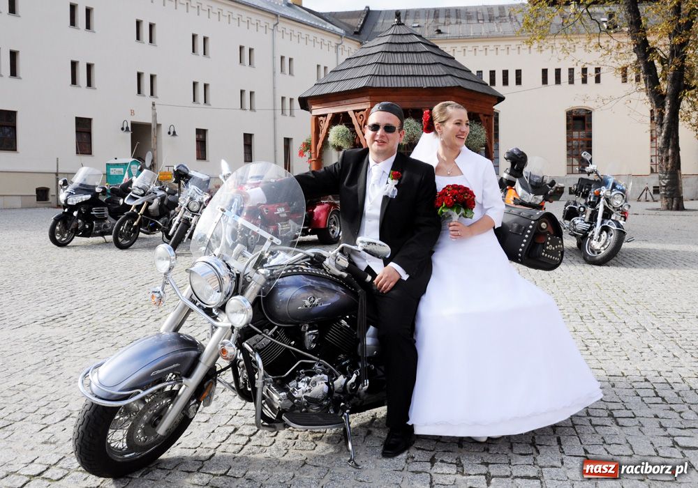 Zdjęcie w galerii na portalu naszraciborz.pl: Spontaniczna sesja nowożeńców na zamku wiadomości z regionu