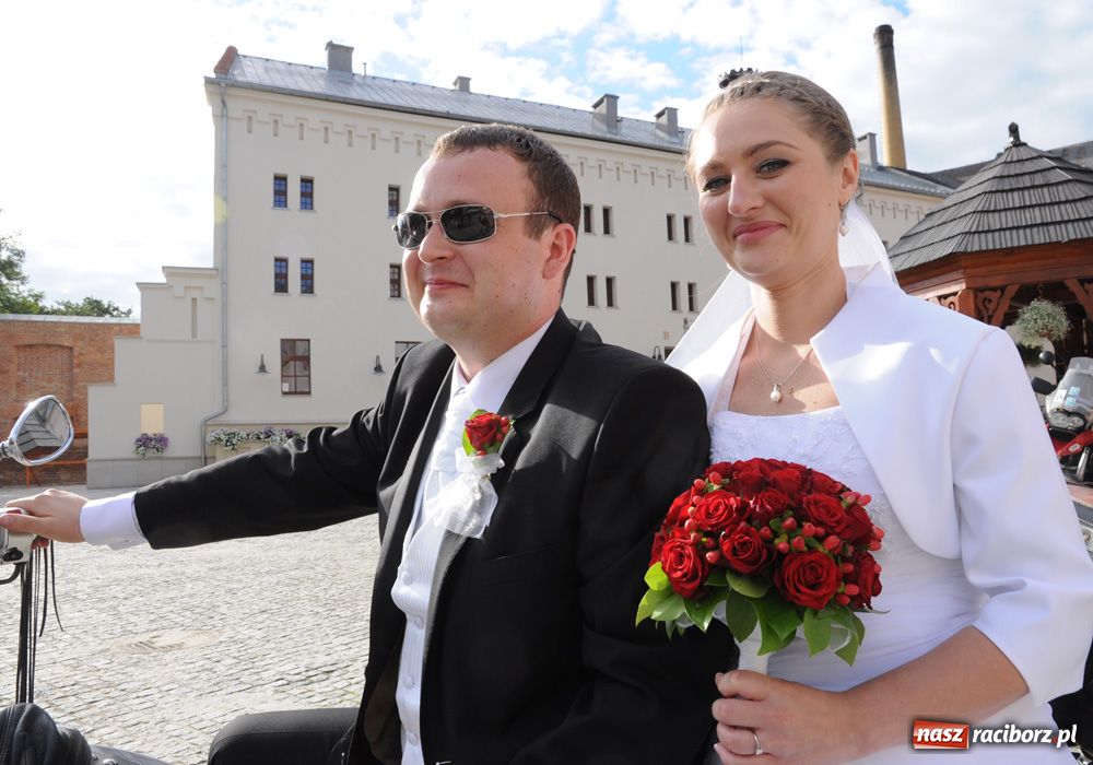 Zdjęcie w galerii na portalu naszraciborz.pl: Spontaniczna sesja nowożeńców na zamku wiadomości z regionu