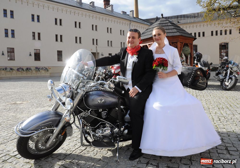 Zdjęcie w galerii na portalu naszraciborz.pl: Spontaniczna sesja nowożeńców na zamku wiadomości z regionu