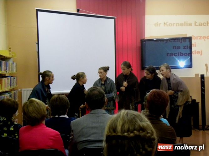 Zdjęcie w galerii na portalu naszraciborz.pl: Tajemnice codzienności w książnicy wiadomości z regionu