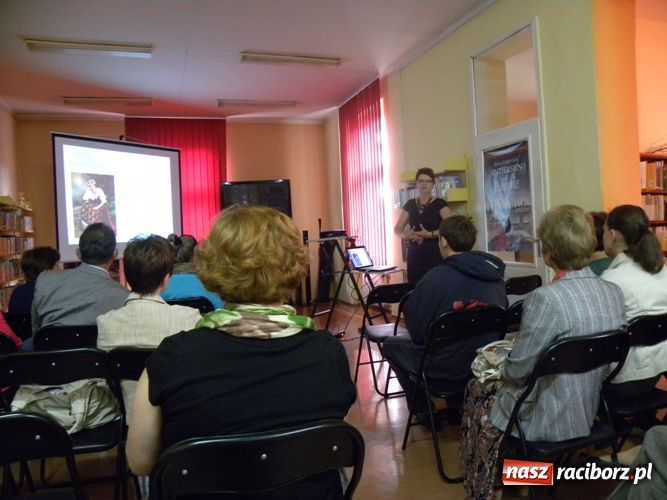 Zdjęcie w galerii na portalu naszraciborz.pl: Tajemnice codzienności w książnicy wiadomości z regionu