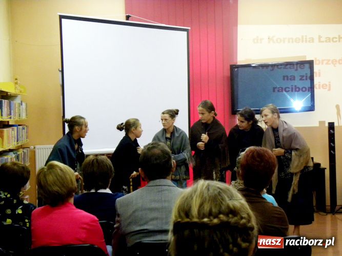 Zdjęcie w galerii na portalu naszraciborz.pl: Tajemnice codzienności w książnicy wiadomości z regionu