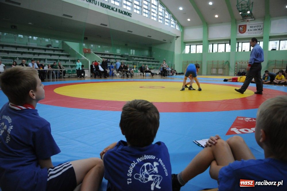 Zdjęcie w galerii na portalu naszraciborz.pl: Zapaśniczy narybek walczył w Arenie wiadomości z regionu