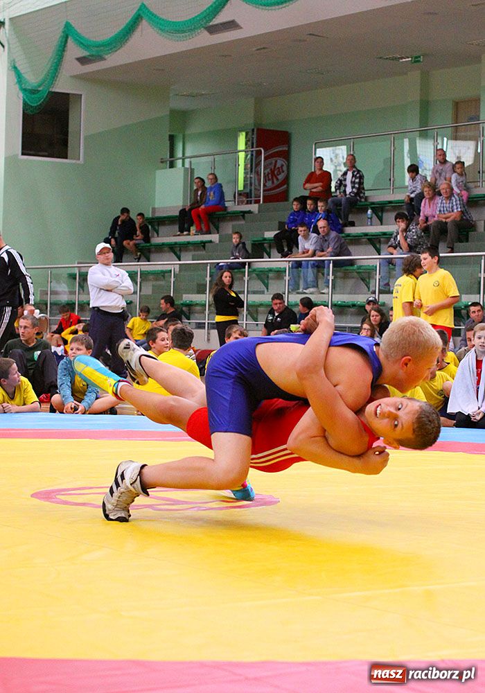 Zdjęcie w galerii na portalu naszraciborz.pl: Zapaśniczy narybek walczył w Arenie wiadomości z regionu