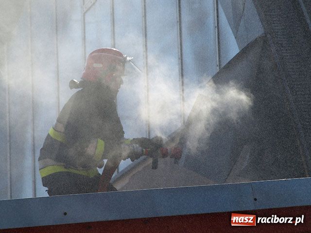 Zdjęcie w galerii na portalu naszraciborz.pl: Płonie hala sportowa w Pawłowie wiadomości z regionu