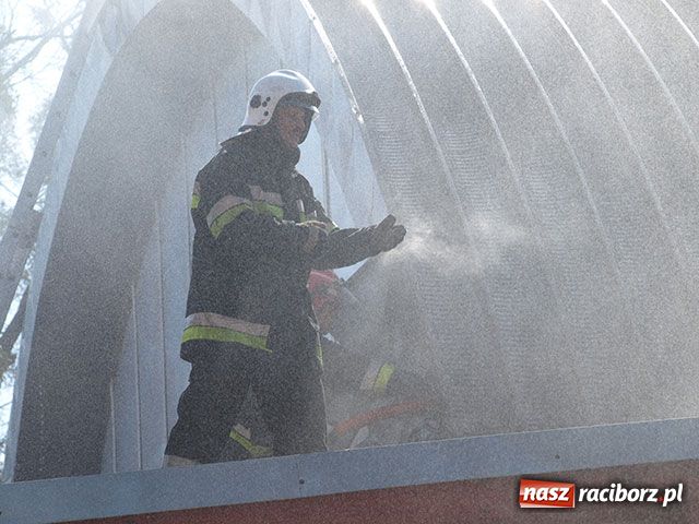 Zdjęcie w galerii na portalu naszraciborz.pl: Płonie hala sportowa w Pawłowie wiadomości z regionu