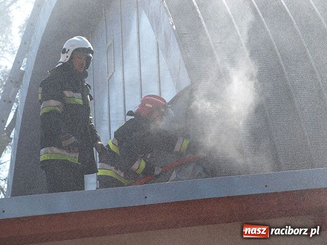 Zdjęcie w galerii na portalu naszraciborz.pl: Płonie hala sportowa w Pawłowie wiadomości z regionu