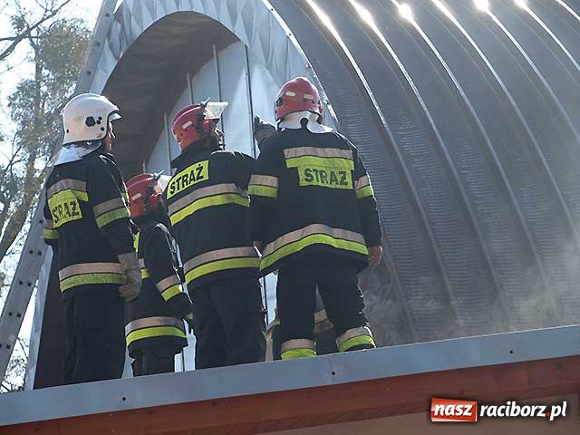 Zdjęcie w galerii na portalu naszraciborz.pl: Płonie hala sportowa w Pawłowie wiadomości z regionu