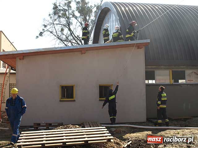 Zdjęcie w galerii na portalu naszraciborz.pl: Płonie hala sportowa w Pawłowie wiadomości z regionu