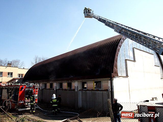 Zdjęcie w galerii na portalu naszraciborz.pl: Płonie hala sportowa w Pawłowie wiadomości z regionu