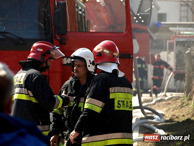 Zdjęcie w galerii na portalu naszraciborz.pl: Płonie hala sportowa w Pawłowie wiadomości z regionu
